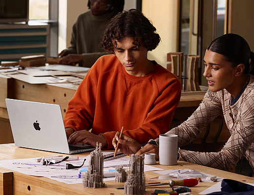 Apple MacBook Pro 14" (2025) M5 10-Core CPU, 10‑Core GPU, 512 GB SSD, 16 GB RAM, Silber MDE44D/A