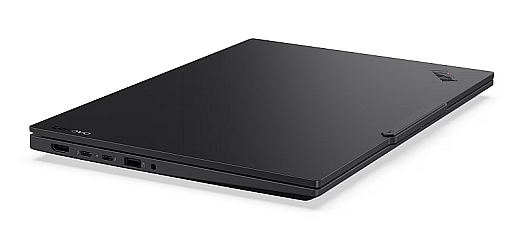Geschlossenes Lenovo ThinkPad E14 Gen 8 Intel 21Y6000FGE in schräger Ansicht mit kompakter Bauform und schlichtem Gehäusedeckel.