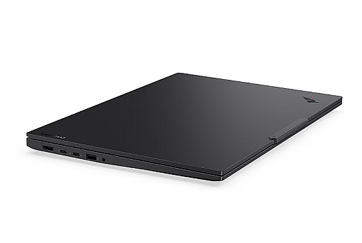 Geschlossenes Lenovo ThinkPad E16 in schräger Ansicht mit flachem Gehäuse und schlichtem Deckeldesign.